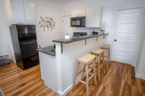 Downtown Remodeled Cozy 2BR 1BA Home Sleeps 8
